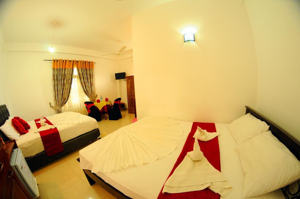 Happy Leoni Hotel Anuradhapura Exterior foto